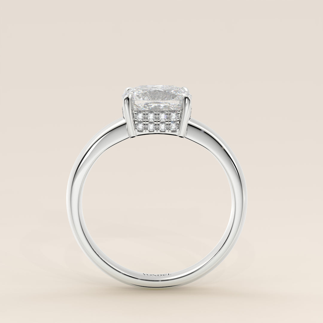 Joanne – Ring aus synthetischem Diamanten im länglichen Kissenschliff, Ost-West-Ausrichtung, mit doppeltem, verdecktem Heiligenschein und breiter Ringschiene
