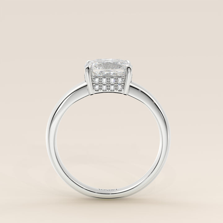 Joanne – Ring aus synthetischem Diamanten im länglichen Kissenschliff, Ost-West-Ausrichtung, mit doppeltem, verdecktem Heiligenschein und breiter Ringschiene