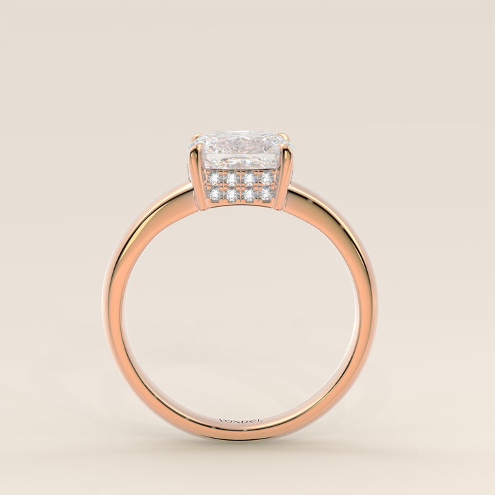 Joanne – Ring aus synthetischem Diamanten im länglichen Kissenschliff, Ost-West-Ausrichtung, mit doppeltem, verdecktem Heiligenschein und breiter Ringschiene