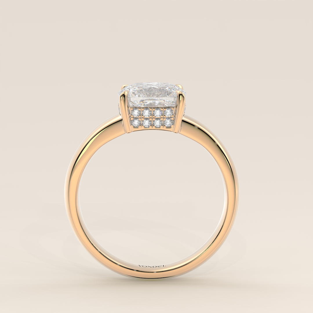 Joanne – Ring aus synthetischem Diamanten im länglichen Kissenschliff, Ost-West-Ausrichtung, mit doppeltem, verdecktem Heiligenschein und breiter Ringschiene