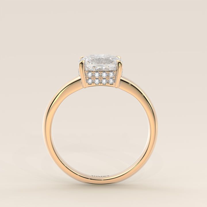 Joanne – Ring aus synthetischem Diamanten im länglichen Kissenschliff, Ost-West-Ausrichtung, mit doppeltem, verdecktem Heiligenschein und breiter Ringschiene