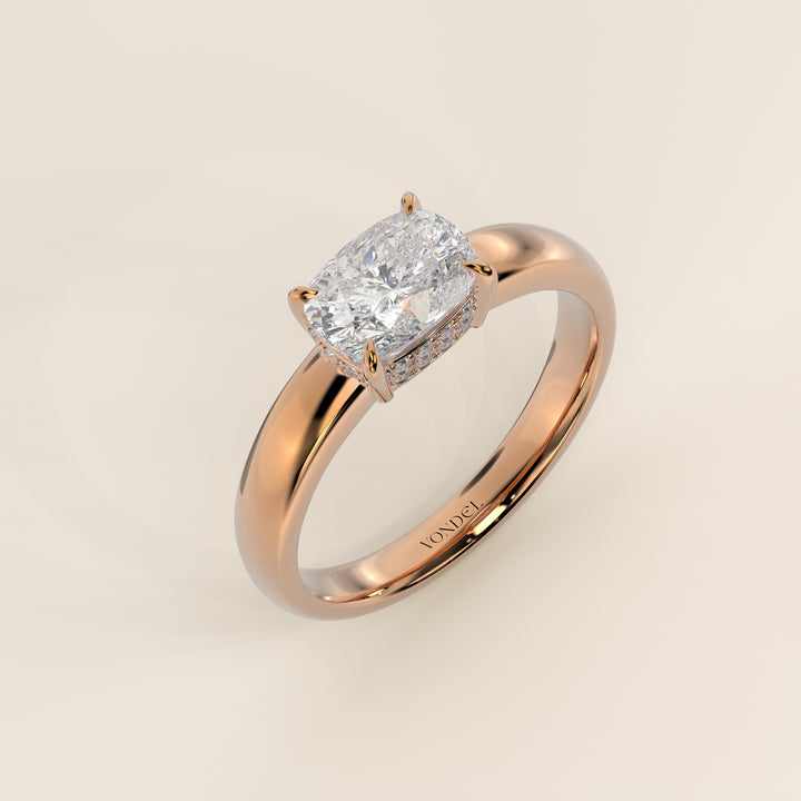 Joanne – Ring aus synthetischem Diamanten im länglichen Kissenschliff, Ost-West-Ausrichtung, mit doppeltem, verdecktem Heiligenschein und breiter Ringschiene