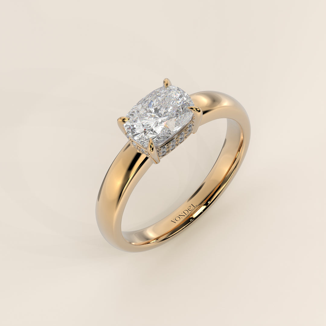 Joanne – Ring aus synthetischem Diamanten im länglichen Kissenschliff, Ost-West-Ausrichtung, mit doppeltem, verdecktem Heiligenschein und breiter Ringschiene