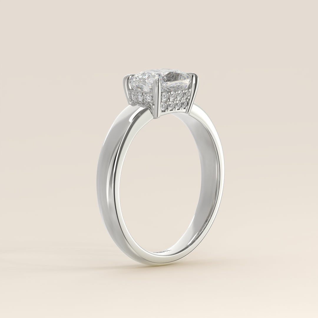 Joanne – Ring aus synthetischem Diamanten im länglichen Kissenschliff, Ost-West-Ausrichtung, mit doppeltem, verdecktem Heiligenschein und breiter Ringschiene