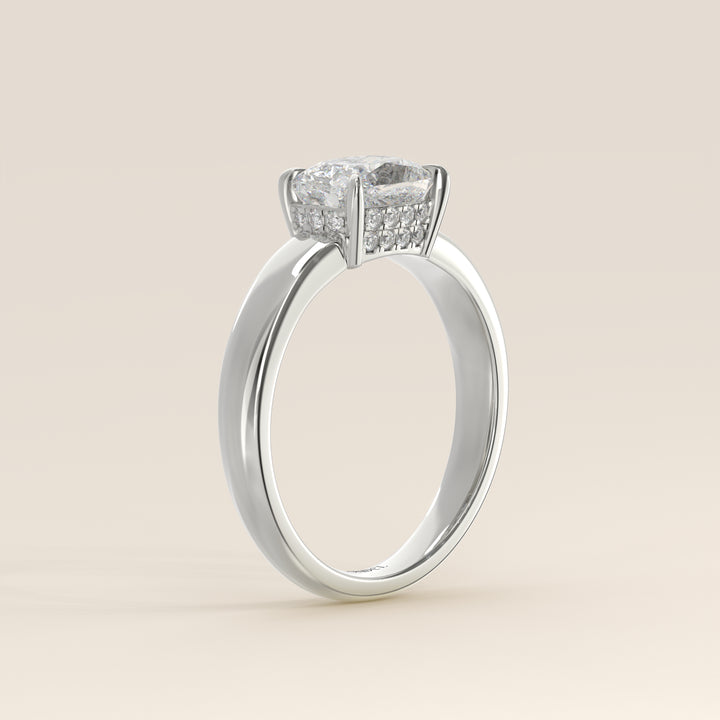 Joanne – Ring aus synthetischem Diamanten im länglichen Kissenschliff, Ost-West-Ausrichtung, mit doppeltem, verdecktem Heiligenschein und breiter Ringschiene