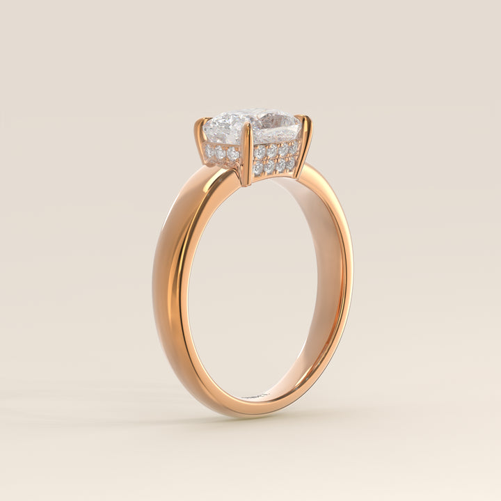 Joanne – Ring aus synthetischem Diamanten im länglichen Kissenschliff, Ost-West-Ausrichtung, mit doppeltem, verdecktem Heiligenschein und breiter Ringschiene