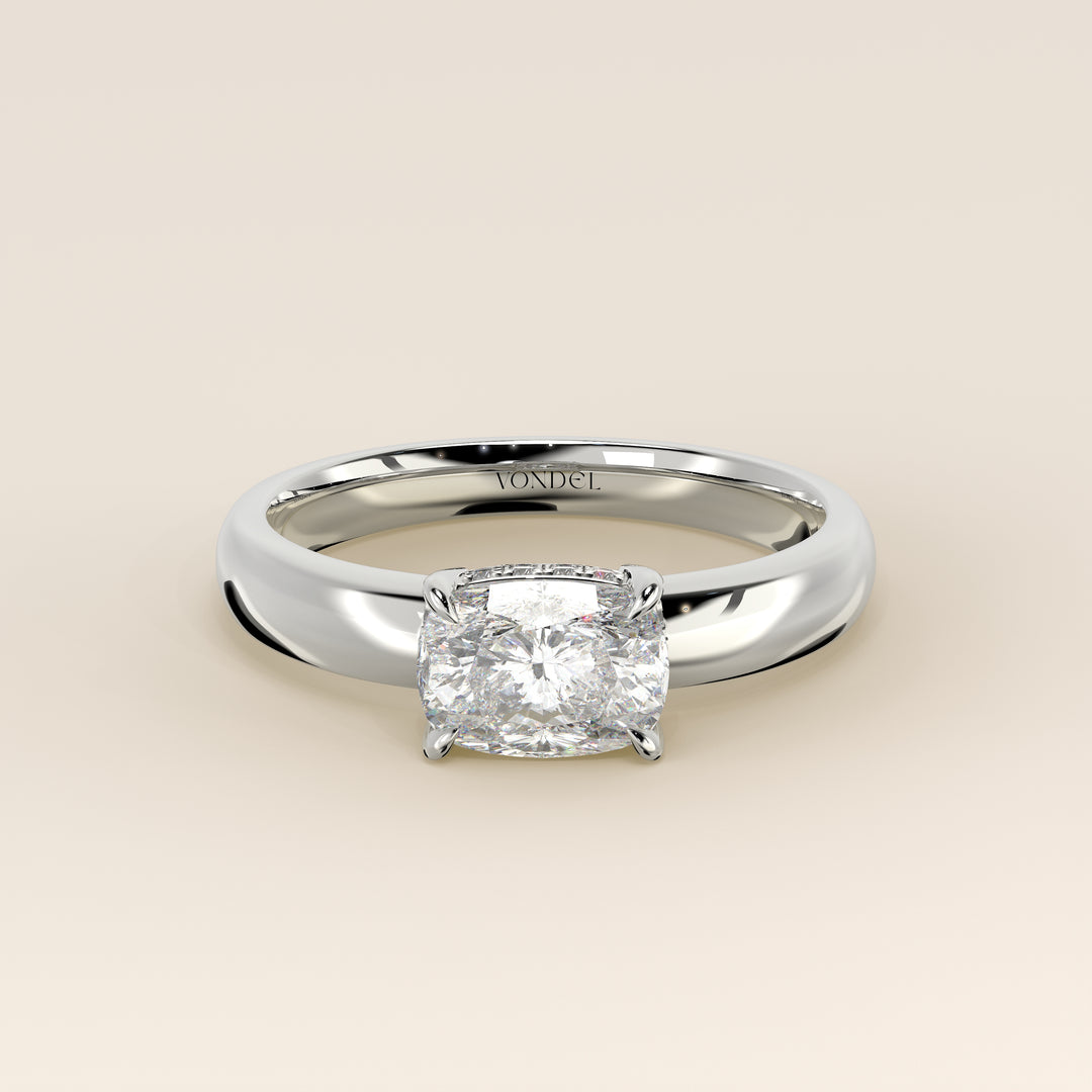 Joanne – Ring aus synthetischem Diamanten im länglichen Kissenschliff, Ost-West-Ausrichtung, mit doppeltem, verdecktem Heiligenschein und breiter Ringschiene