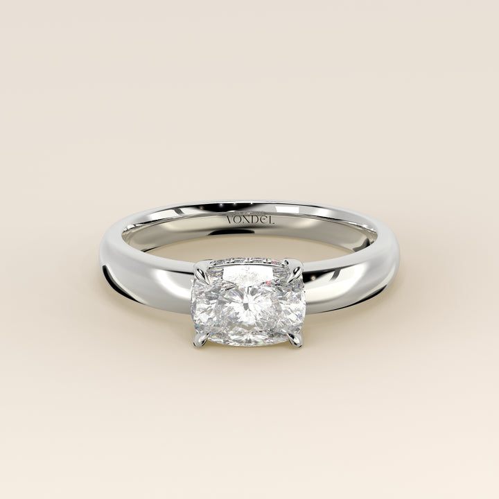 Joanne – Ring aus synthetischem Diamanten im länglichen Kissenschliff, Ost-West-Ausrichtung, mit doppeltem, verdecktem Heiligenschein und breiter Ringschiene