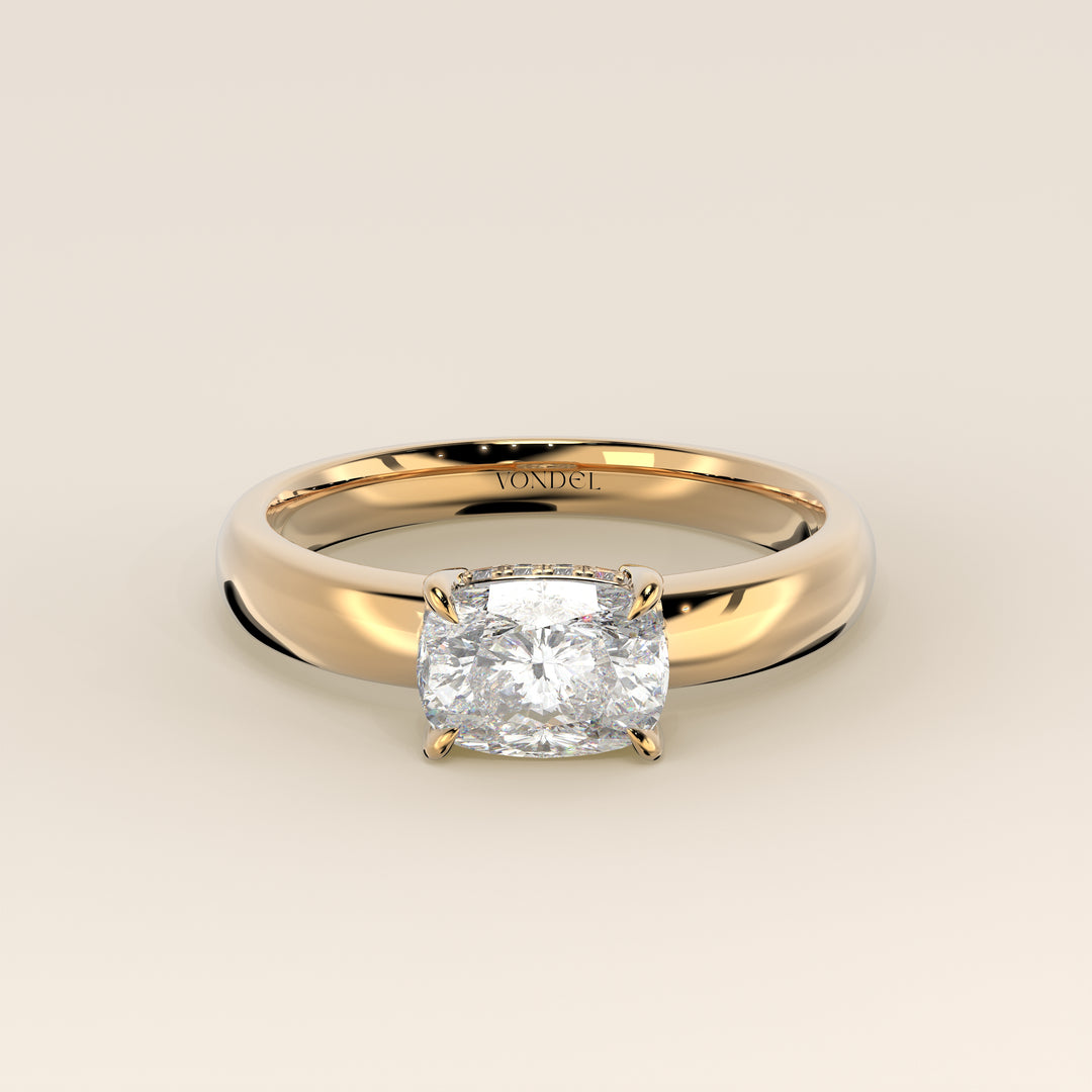 Joanne – Ring aus synthetischem Diamanten im länglichen Kissenschliff, Ost-West-Ausrichtung, mit doppeltem, verdecktem Heiligenschein und breiter Ringschiene