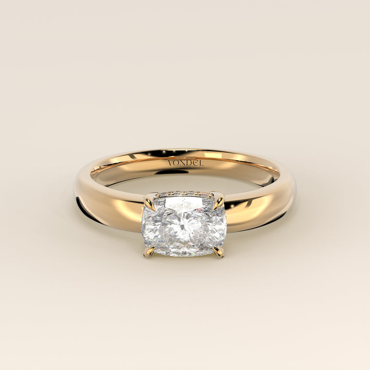 Joanne – Ring aus synthetischem Diamanten im länglichen Kissenschliff, Ost-West-Ausrichtung, mit doppeltem, verdecktem Heiligenschein und breiter Ringschiene
