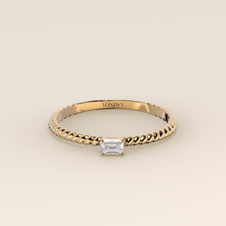 Bowie - Emerald Lab Grown Diamond Ring with Twisted Band