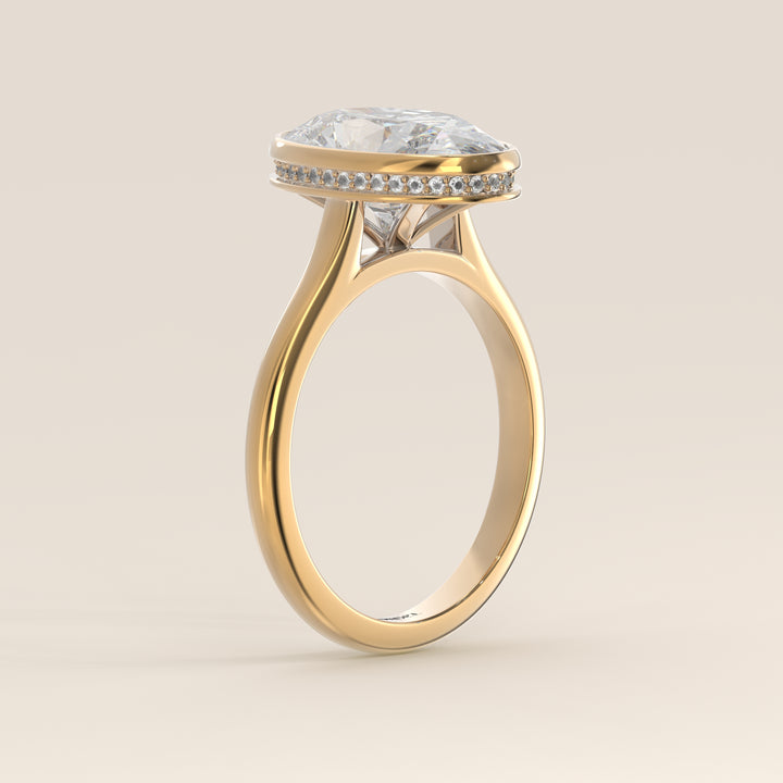 Zaar - Oval Lab Grown Diamond Ring Solitair with Bezel Setting, Cathedral Setting and Hidden Halo