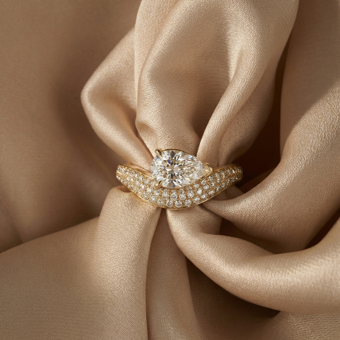 Amira - Pear Cut East West Curved Lab Grown Diamond Pave Ring - 18K Yellow Gold - 2,9 ct