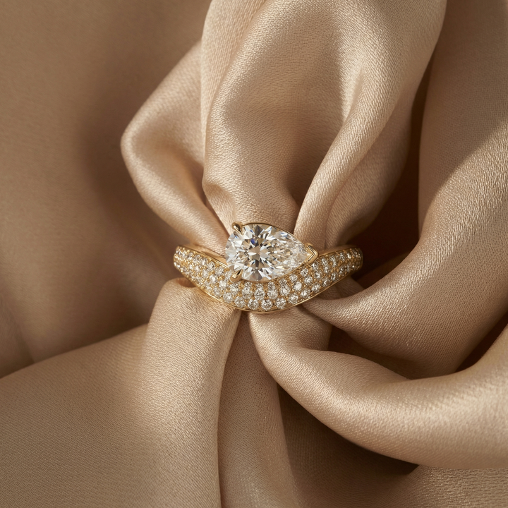Amira - Pear Cut East West Curved Lab Grown Diamond Pave Ring - 18K Yellow Gold - 2,9 ct