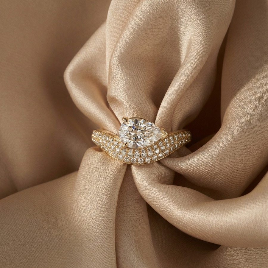 Amira - Pear Cut East West Curved Lab Grown Diamond Pave Ring - 18K Yellow Gold - 2,9 ct