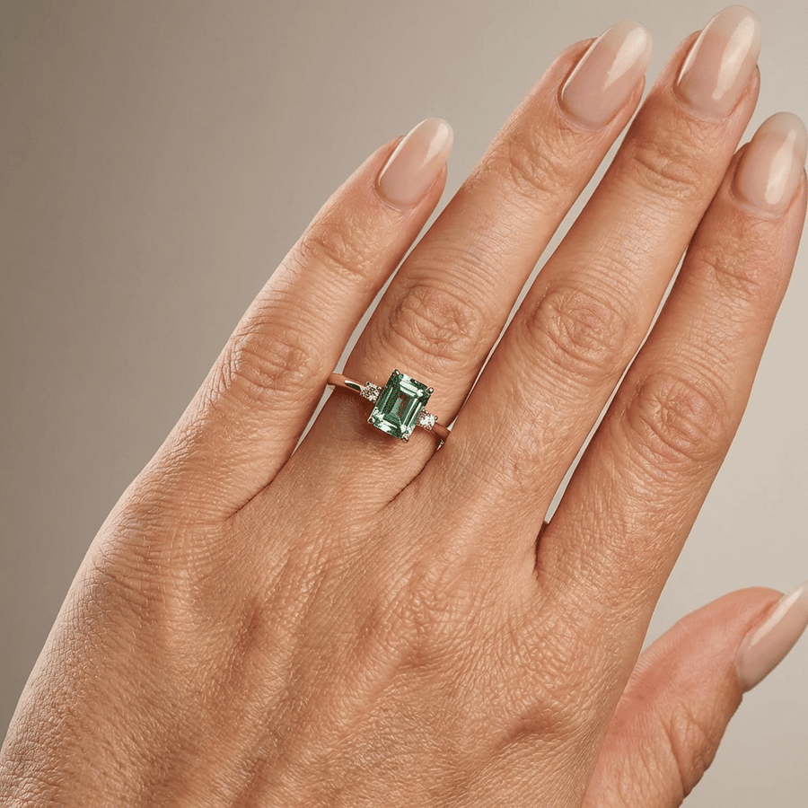 Bluish green sapphire 1-5-ct emerald ring met lab grown diamant 18k geelgoud