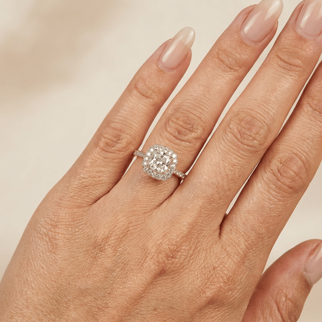Cushion brilliant ring met halo en pave vintage stijl 18k geelgoud 0.98 ct