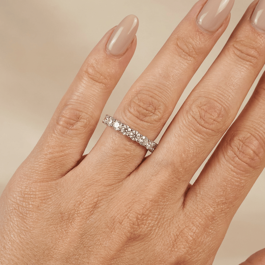 Lab grown diamanten rijring driekwart gezet 18k witgoud