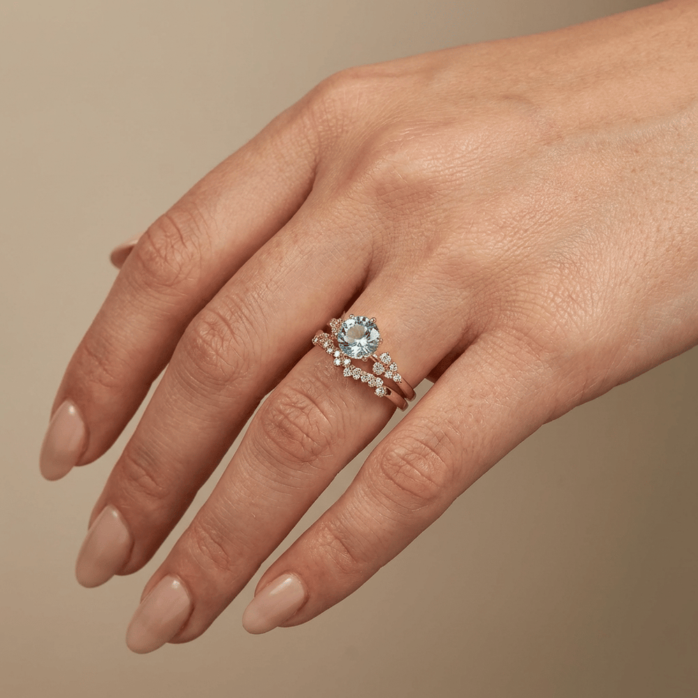 Ring mit hellblauem Saphir (1–5 ct) im Brillantschliff, synthetischem Diamanten im Schneeflocken-Design, 18 Karat Gelbgold