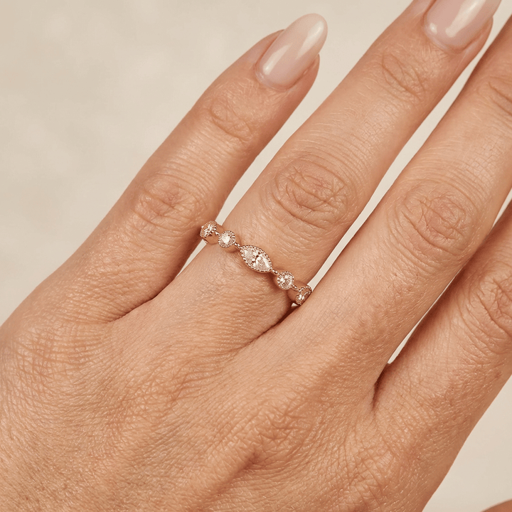 Marquise-förmiger, gestufter Brillantring mit kugelförmiger Fassung, 18 Karat Gelbgold