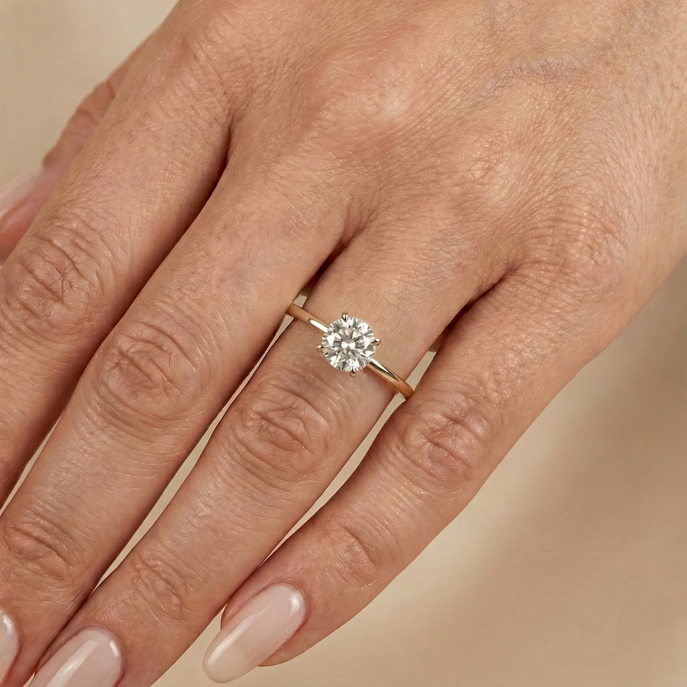 Mia_slim_band_ovaal_of_rond_solitair_ring_met_cathedral_zetting_en_hidd