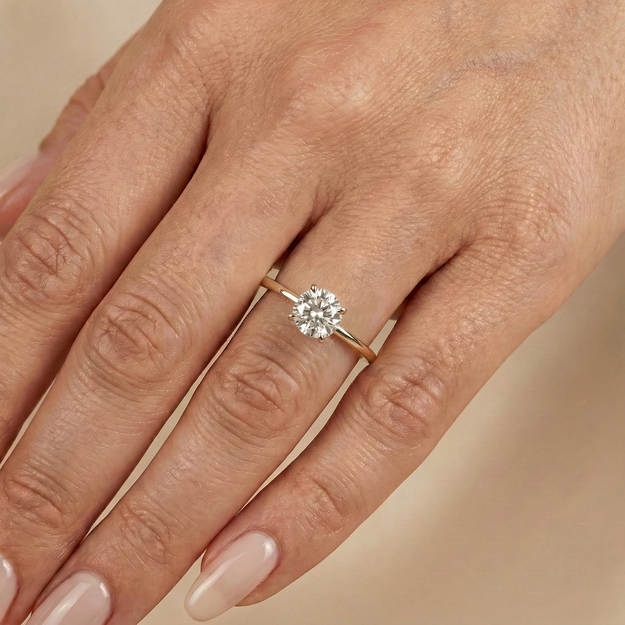 Mia_slim_band_ovaal_of_rond_solitair_ring_met_cathedral_zetting_en_hidd