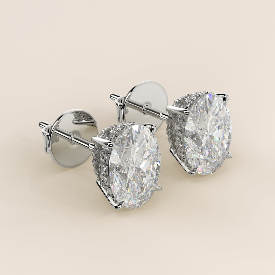 Ovale Ohrstecker mit im Labor gezüchteten Diamanten, doppeltem, verdecktem Halo und Korbfassung, Weißgold