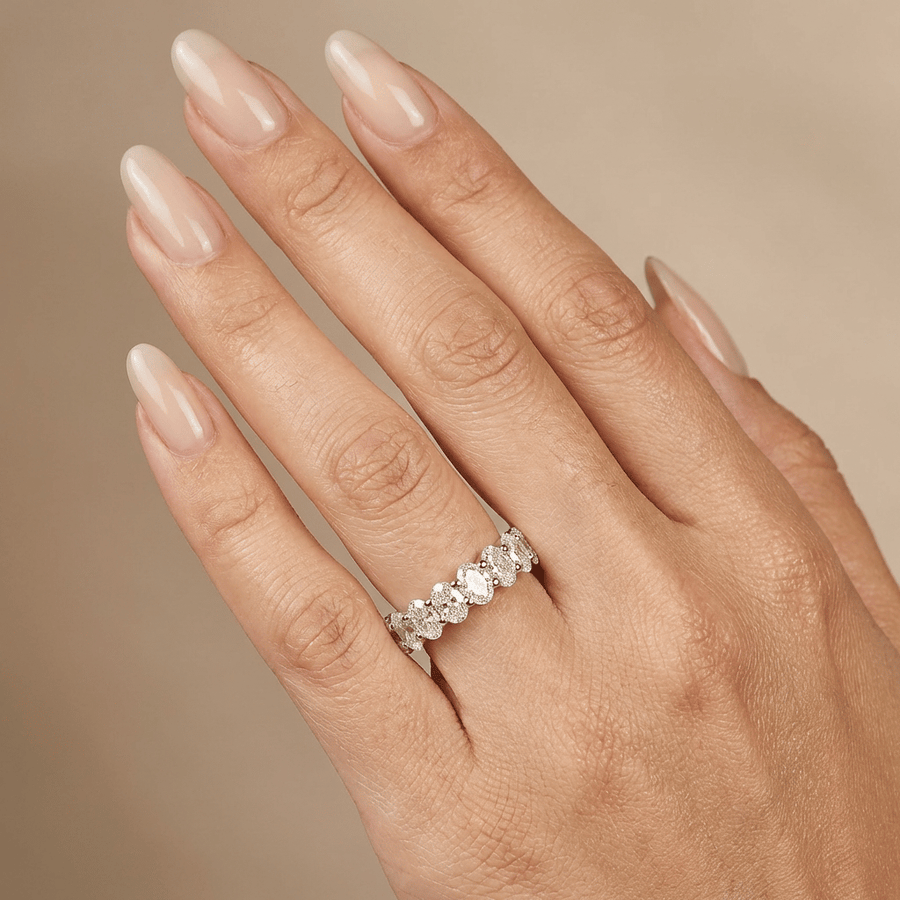 Oval half eternity lab grown diamant ring met gedeelde zetting 18k witgoud 1.58 ct