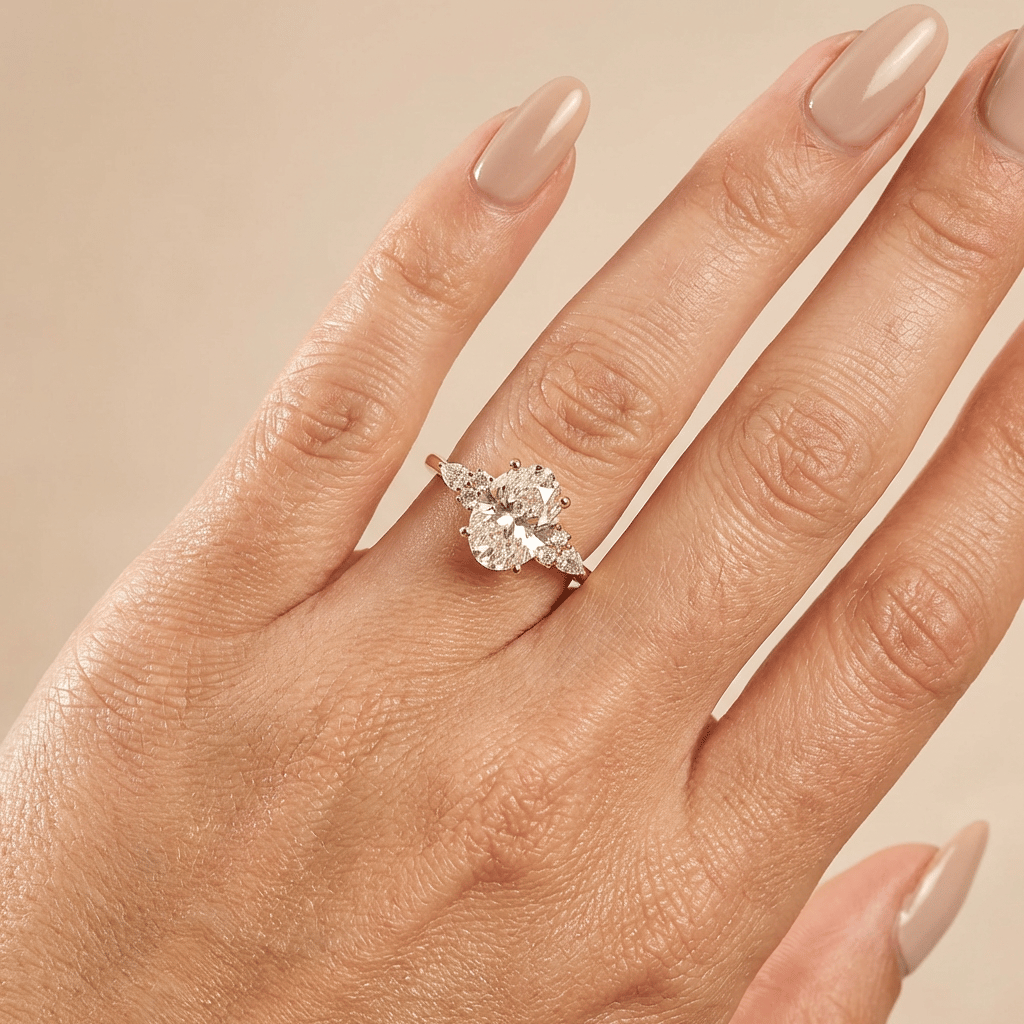 Bague sertie de diamants ovales de laboratoire