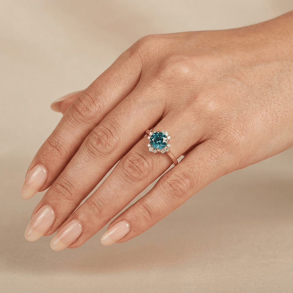 Petrol spinel 1-5 ct round brilliant ring met diamant 18k geelgoud