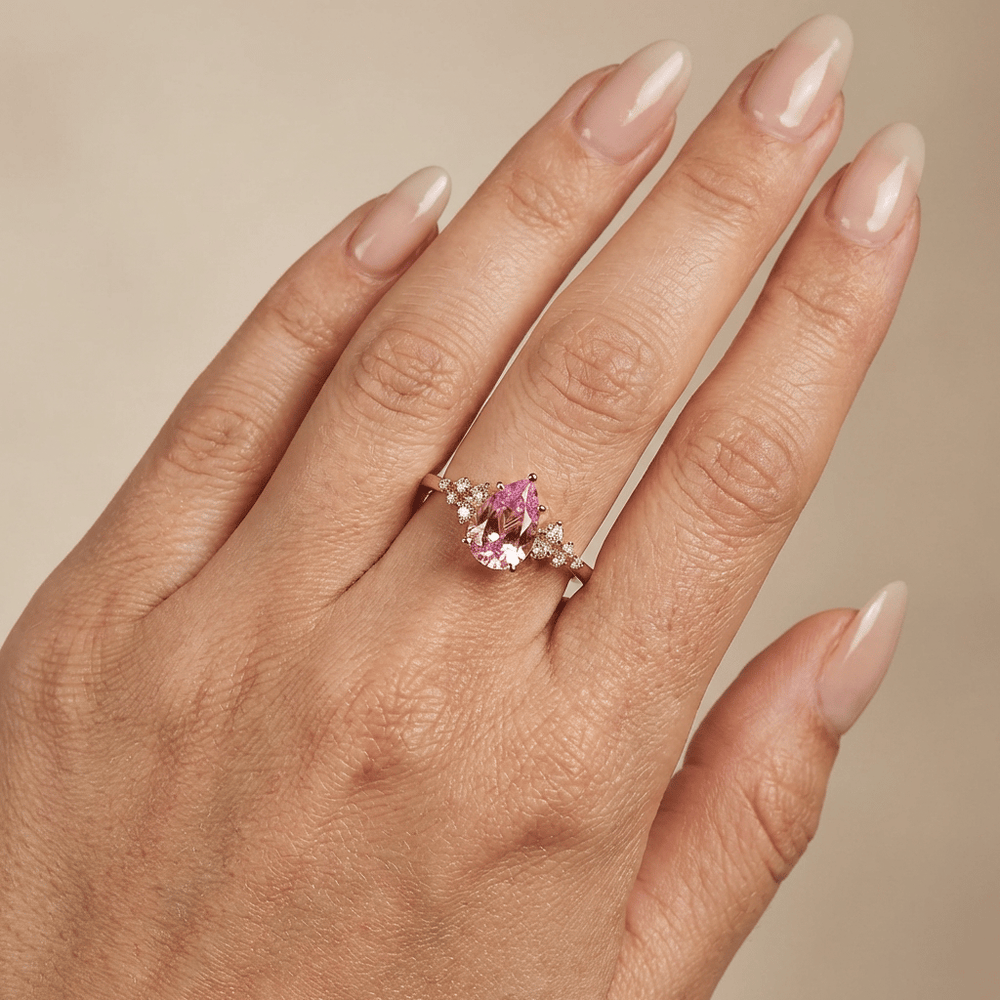 Pink sapphire pear lab grown diamant ring snowdrift