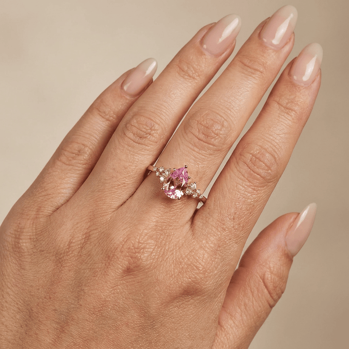 Pink sapphire pear lab grown diamant ring snowdrift