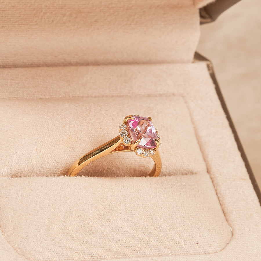 Pink sapphire radiant lab grown diamant ring