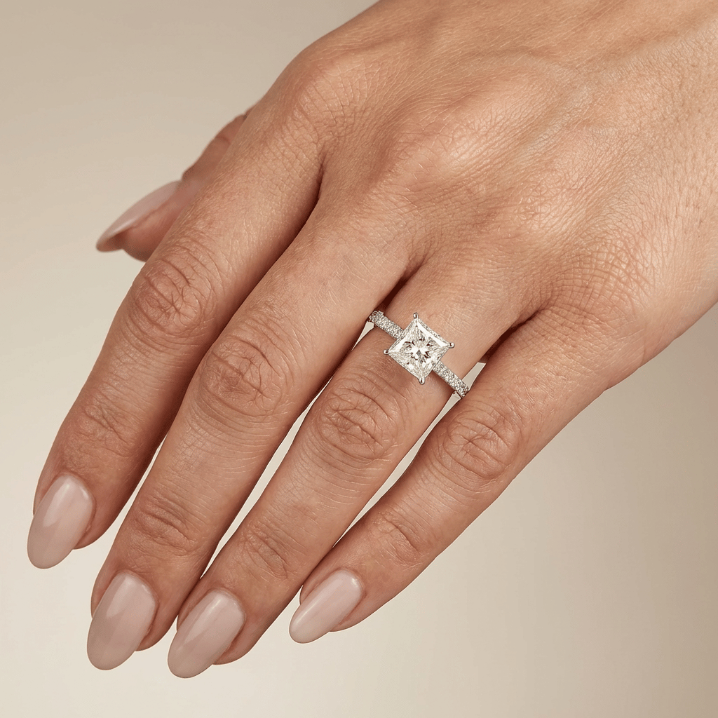 Princess solitair crossover lab grown diamant ring met pave band 