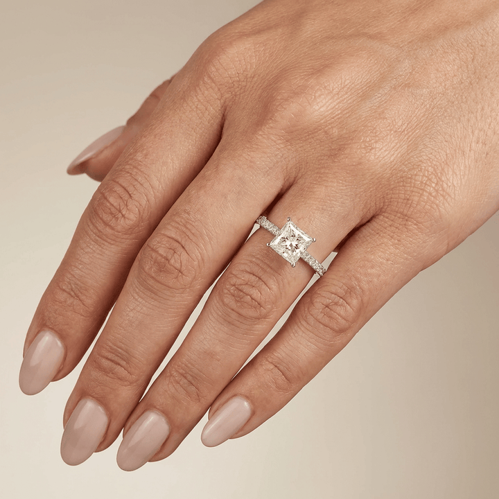 Princess solitair crossover lab grown diamant ring met pave band 