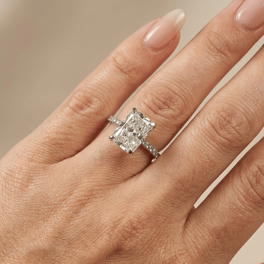 Radiant lab grown diamant ring met cathedral setting en pave band platinum