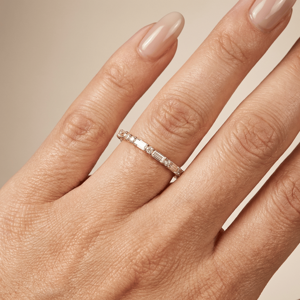 Rijring met baguette en rond briljant geslepen diamanten 