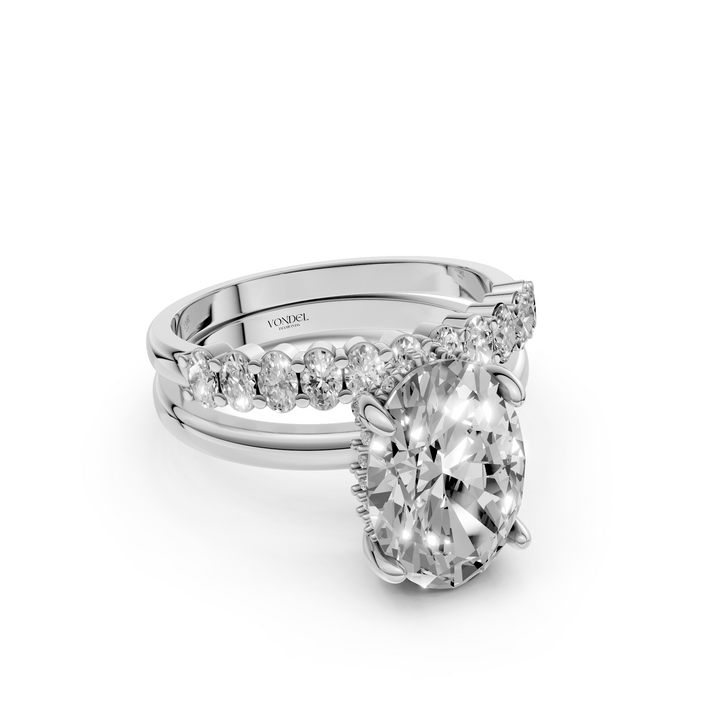 Ovalen Solitair met Hidden Halo en Ovalen rijring (Set) - 18k Witgoud - 3,79 ct