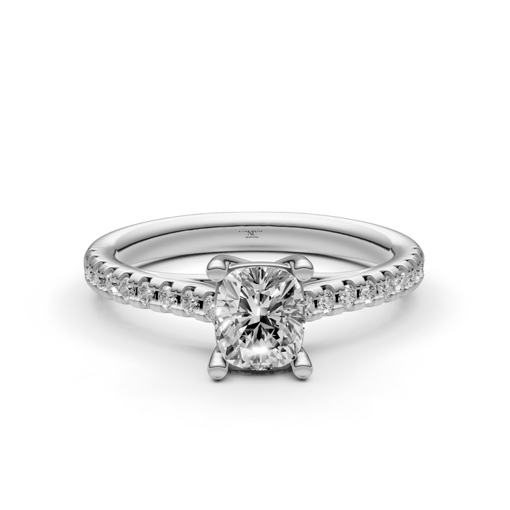 Solitair Elongated Cushion Crossover Ring met Pavé Band - 18K Witgoud - 0,99 ct
