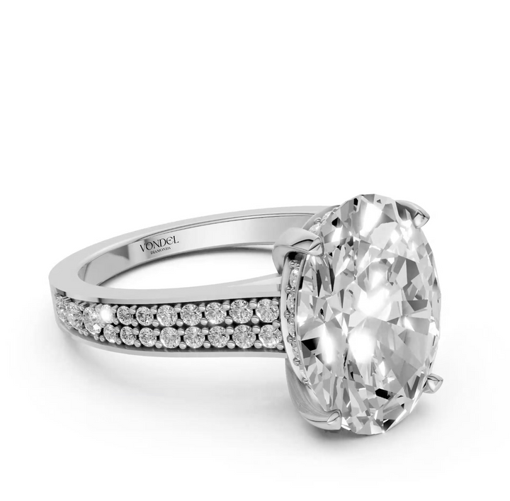 Oval Solitaire Ring met brede Pavé-band en Hidden Halo