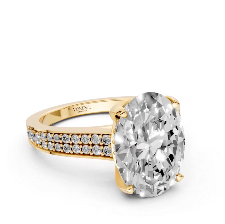 Oval Solitaire Ring met brede Pavé-band en Hidden Halo