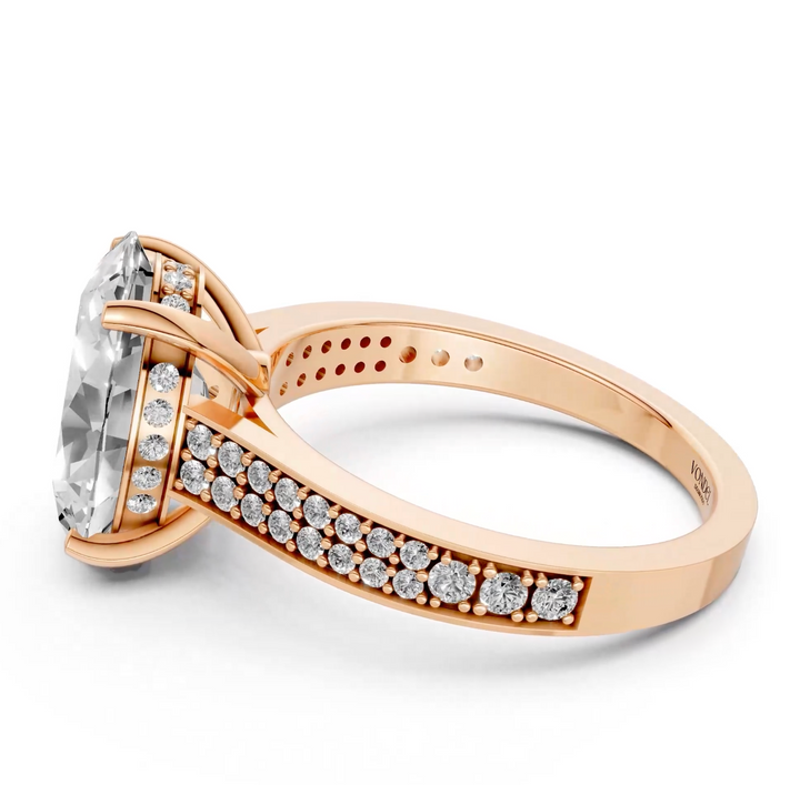 Oval Solitaire Ring met brede Pavé-band en Hidden Halo