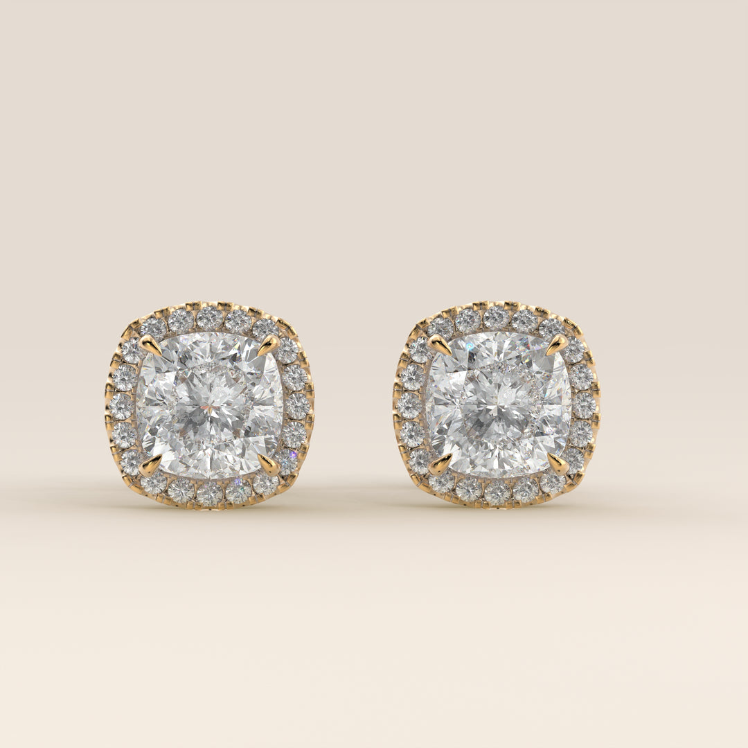 Boucles d'oreilles puces serties d'un diamant de laboratoire taille coussin, or jaune