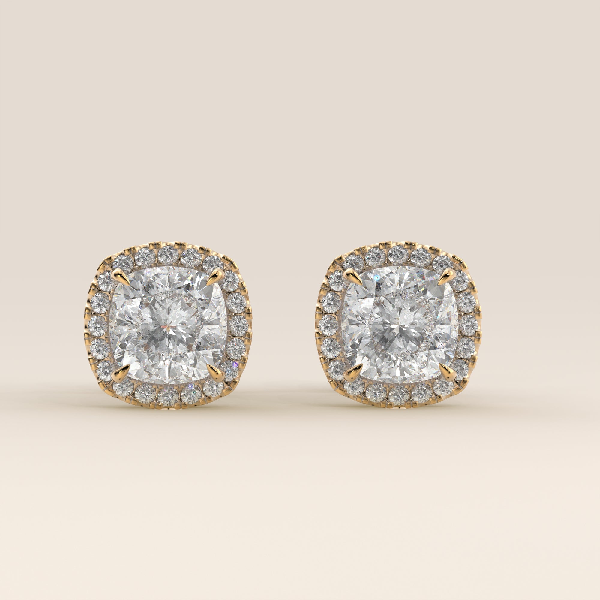 Boucles d'oreilles puces serties d'un diamant de laboratoire taille coussin, or jaune