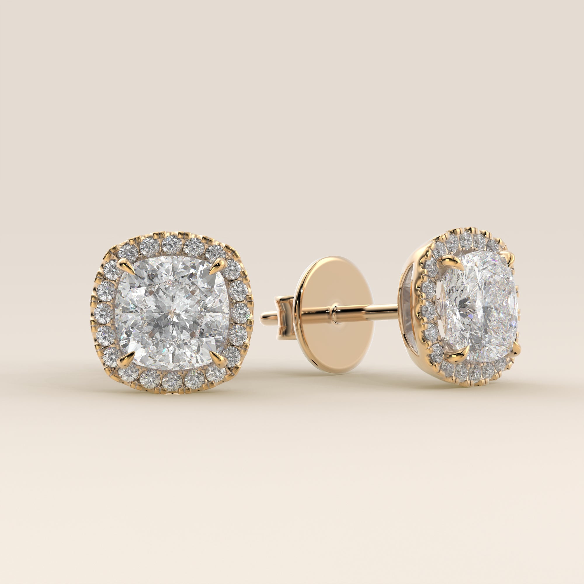 Boucles d'oreilles puces serties d'un diamant de laboratoire taille coussin, or jaune