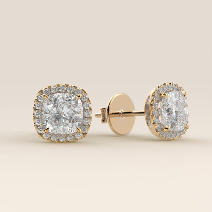 Boucles d'oreilles puces serties d'un diamant de laboratoire taille coussin, or jaune