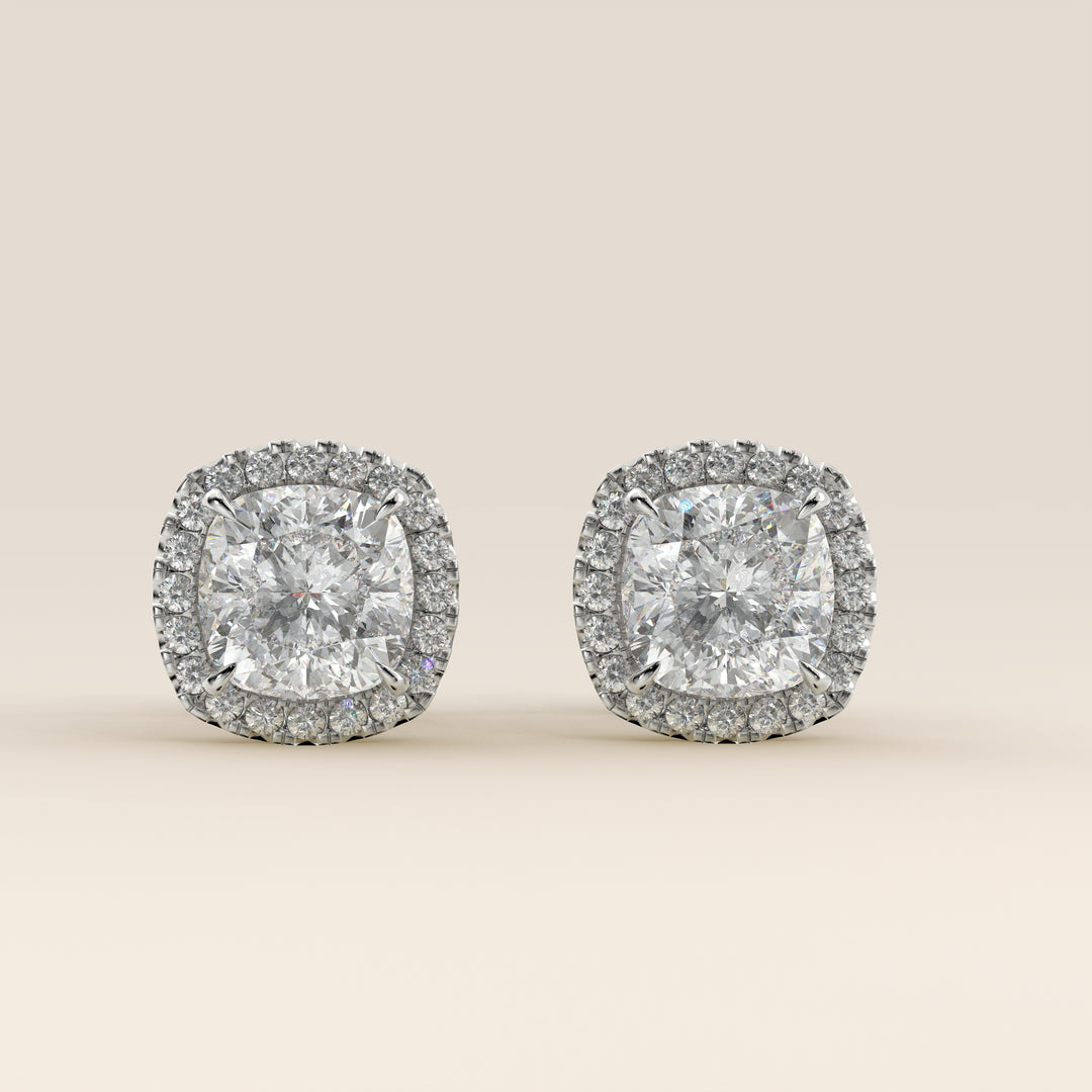 Boucles d'oreilles puces serties de diamants de laboratoire taille coussin, or blanc