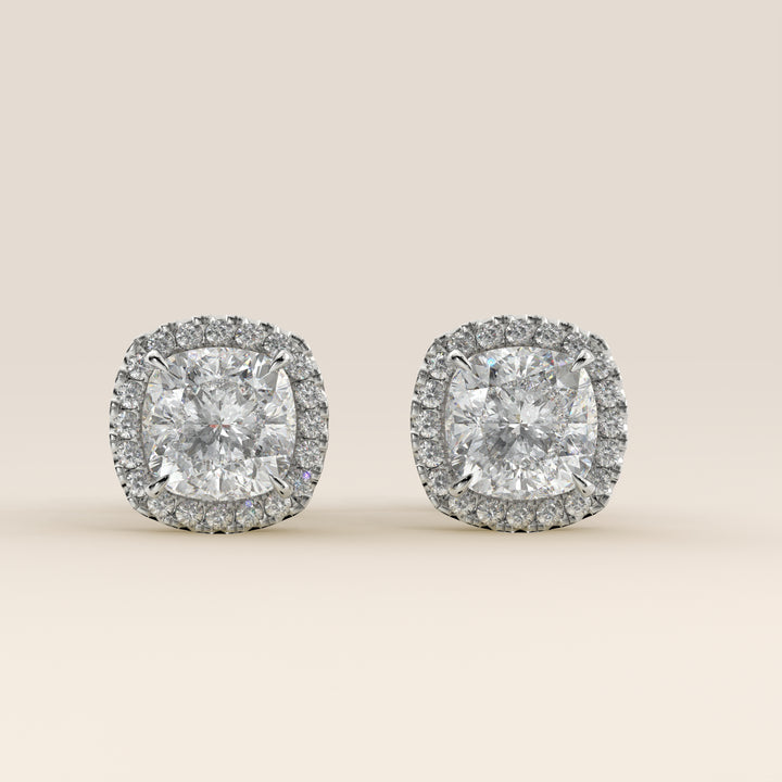Boucles d'oreilles puces serties de diamants de laboratoire taille coussin, or blanc