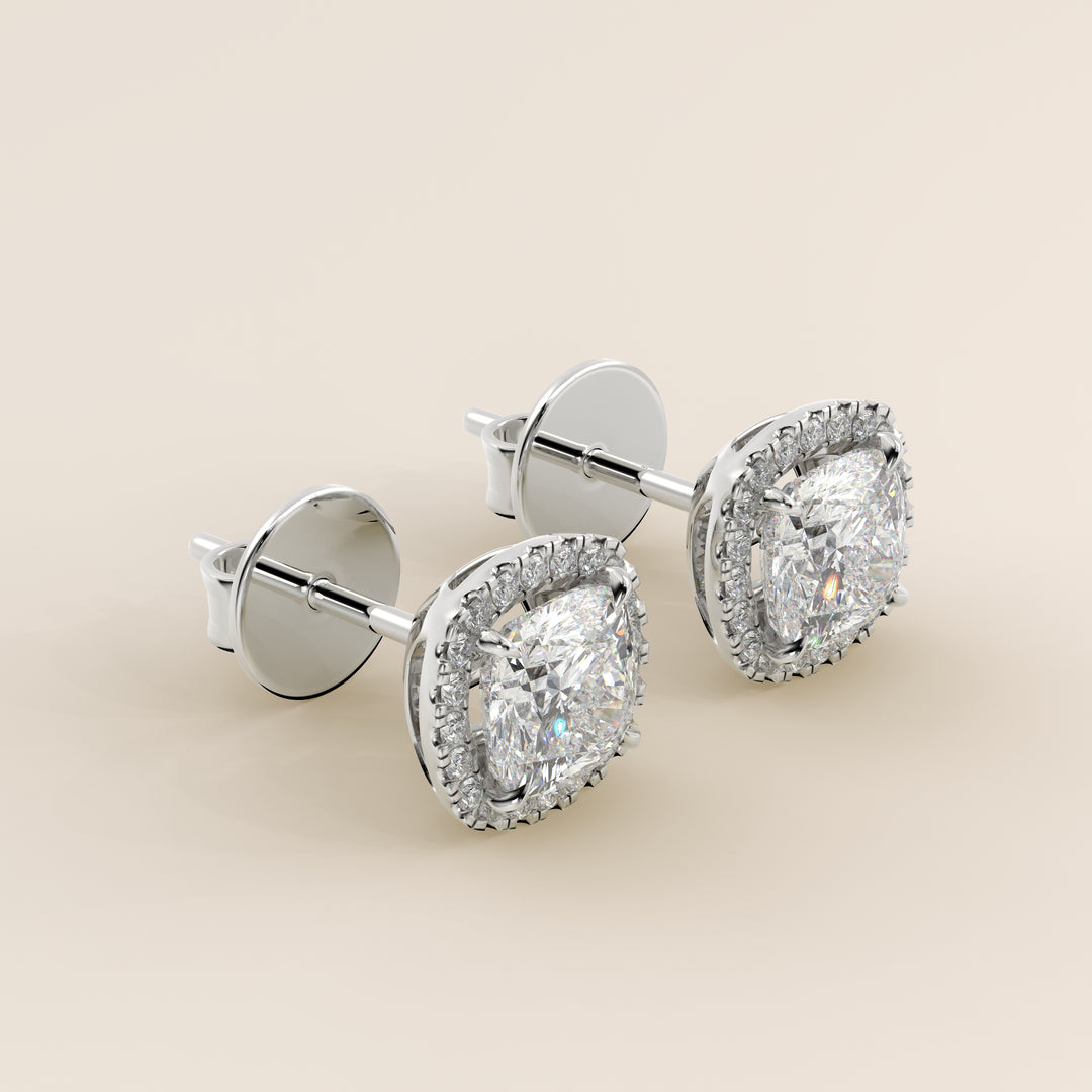 Boucles d'oreilles puces serties de diamants de laboratoire taille coussin, or blanc