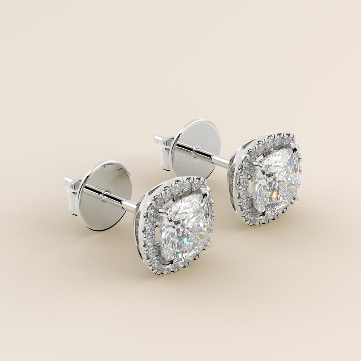 Boucles d'oreilles puces serties de diamants de laboratoire taille coussin, or blanc